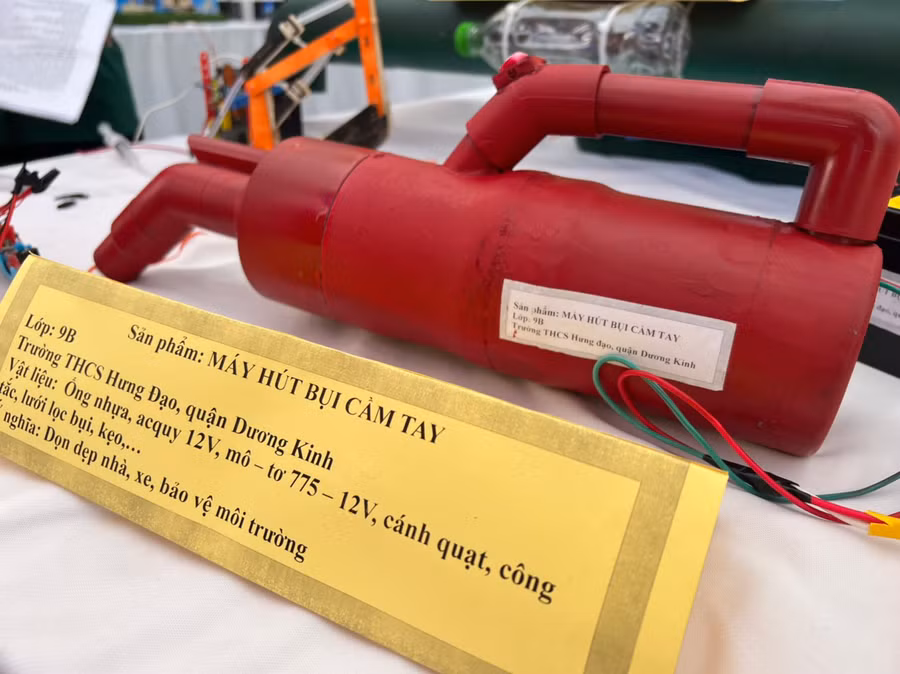 Chiếc máy hút bụi cầm tay của học sinh lớp 9B, Trường THCS Hưng Đạo.