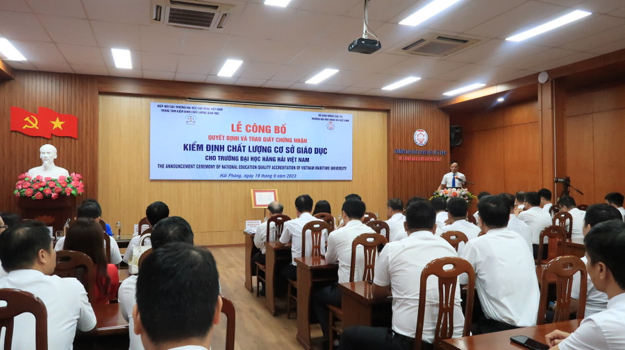 Lễ công bố quyết định và trao giấy chứng nhận kiểm định chất lượng.