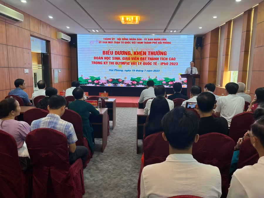 Lãnh đạo TP khen thưởng, biểu dương cá nhân, tập thể đoạt giải.