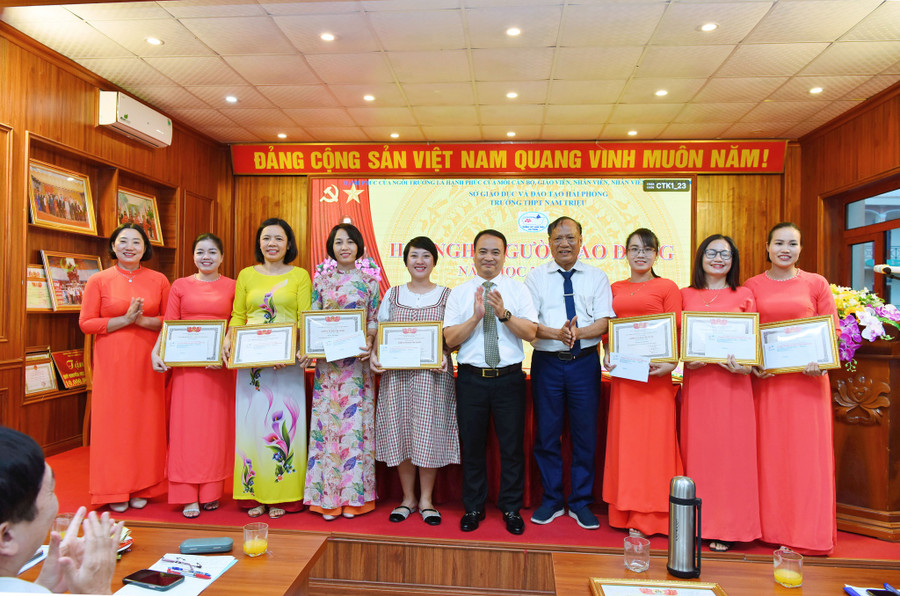 Đội ngũ cán bộ, giáo viên nhà trường ngày càng nâng cao về chất lượng.