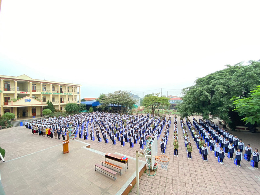 Thầy trò nhà trường đang tích cực xây dựng trường học hạnh phúc.