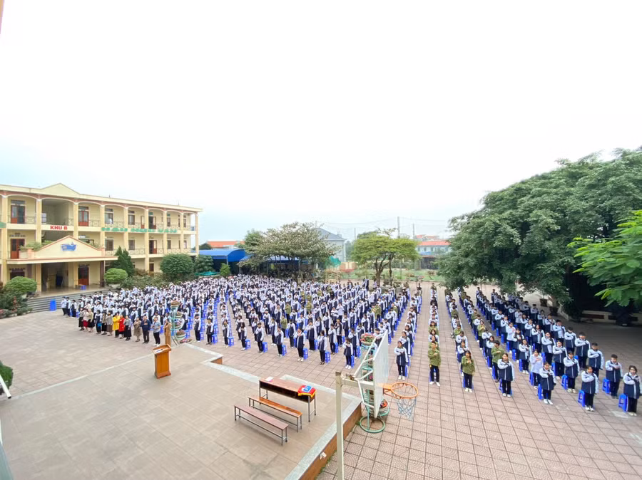 Thầy trò nhà trường đang tích cực xây dựng trường học hạnh phúc.