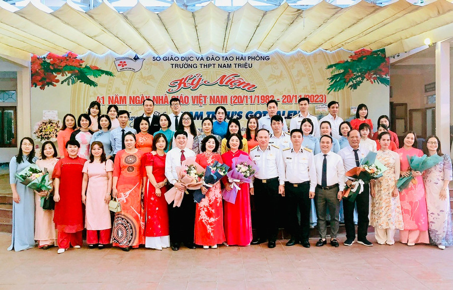 Đội ngũ cán bộ, giáo viên Trường THPT Nam Triệu.