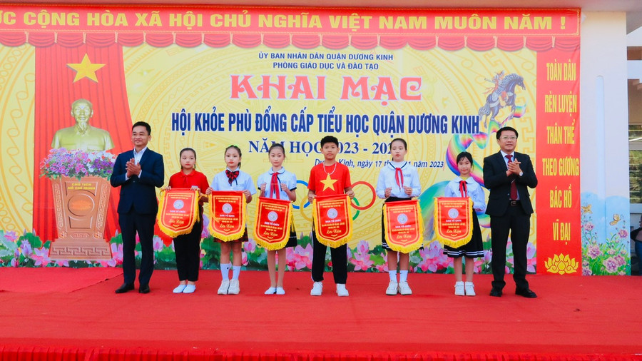 Lãnh đạo quận Dương Kinh trao cờ lưu niệm cho các đội tham gia. Lãnh đạo quận Dương Kinh trao cờ lưu niệm cho các đội tham gia.