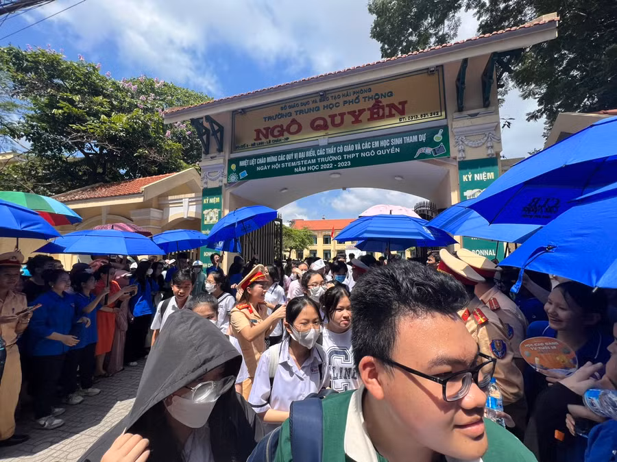 Cổng trường THPT Ngô Quyền sau giờ thi.