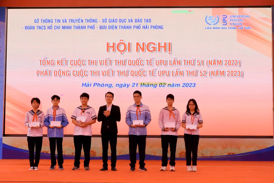 Lãnh đạo Thành đoàn trao học bổng cho học sinh.