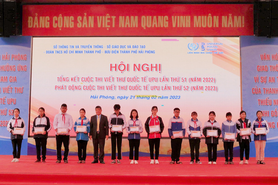 Bưu điện TP Hải Phòng trao tặng học bổng cho học sinh có hoàn cảnh khó khăn, vượt khó vươn lên trong học tập. Bưu điện TP Hải Phòng trao tặng học bổng cho học sinh có hoàn cảnh khó khăn, vượt khó vươn lên trong học tập.