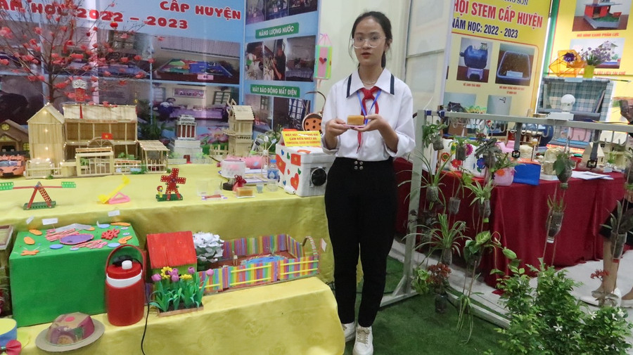 Vận dụng sự biến đổi chất, học sinh tạo ra nến thơm. Vận dụng sự biến đổi chất, học sinh tạo ra nến thơm.