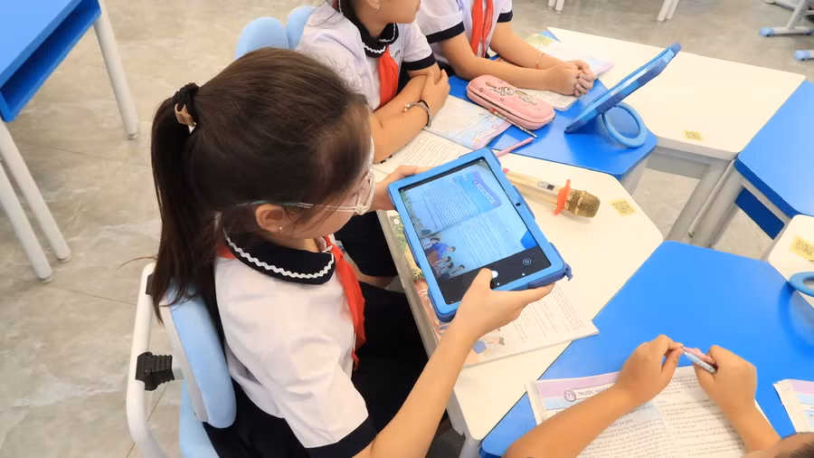 Học sinh ứng dụng thiết bị thông minh vào việc thực hiện yêu cầu bài học.