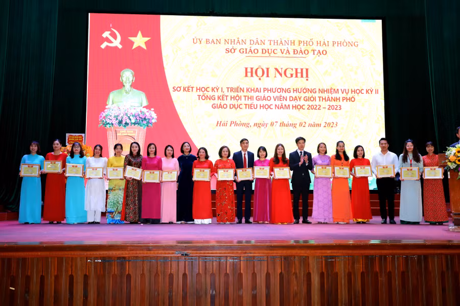 Công Đoàn ngành Giáo dục Hải Phòng tặng Giấy khen cho giáo viên giỏi xuất sắc.