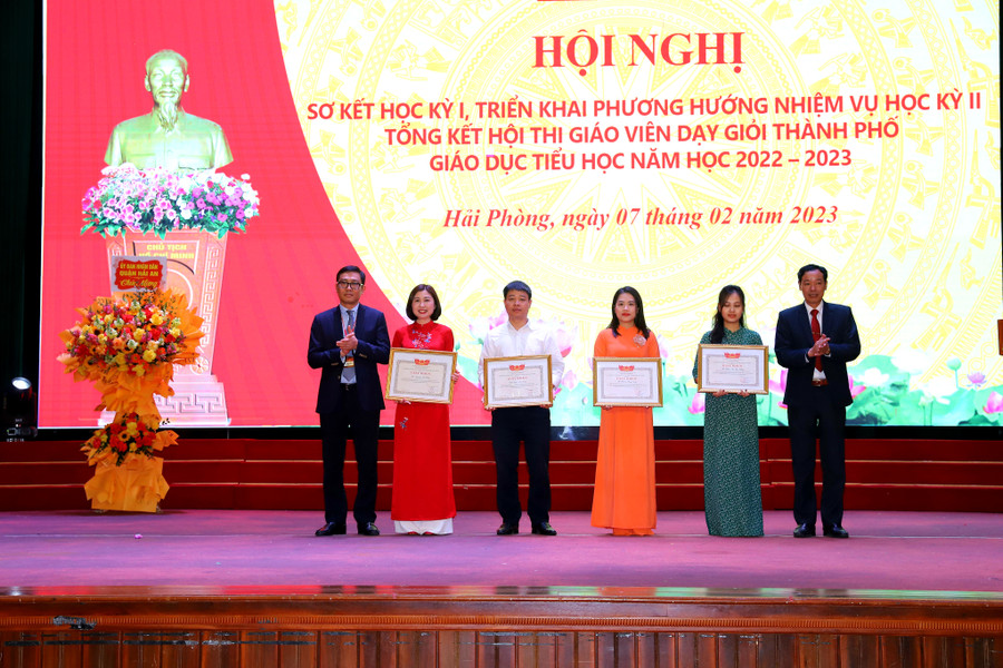 4 giáo viên giỏi đạt Thủ khoa, Á khoa. 4 giáo viên giỏi đạt Thủ khoa, Á khoa.