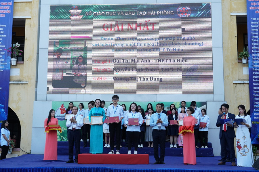Một trong 13 giải Nhất của Cuộc thi Khoa học kĩ thuật cấp thành phố năm học 2023-2024. Một trong 13 giải Nhất của Cuộc thi Khoa học kĩ thuật cấp thành phố năm học 2023-2024.