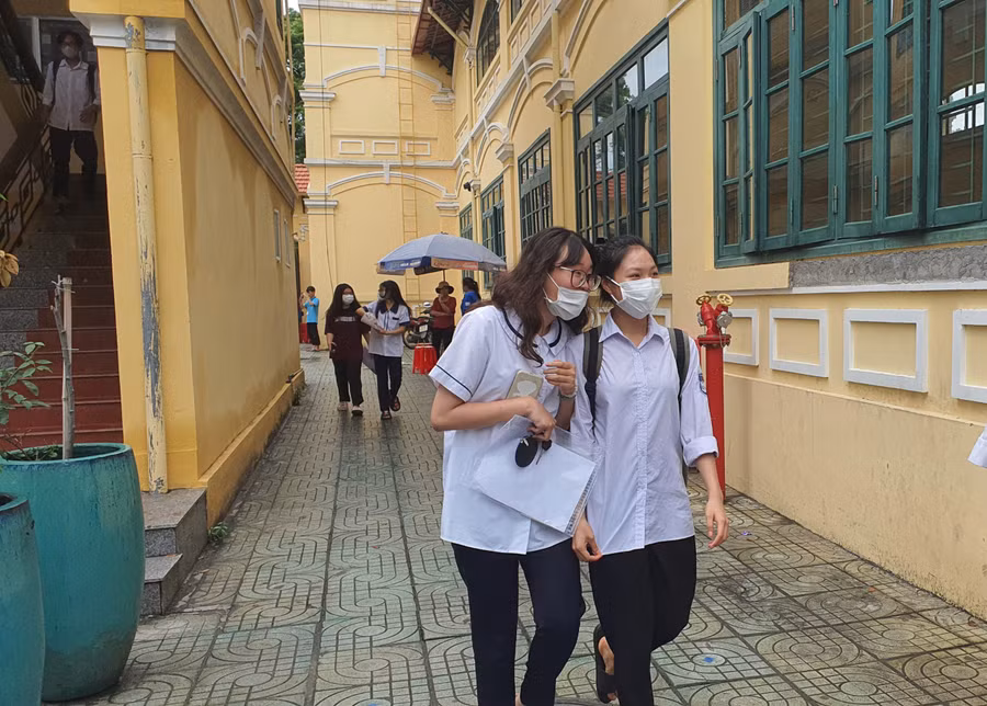 Tâm trạng phấn khởi, thí sinh bước ra khỏi phòng thi.