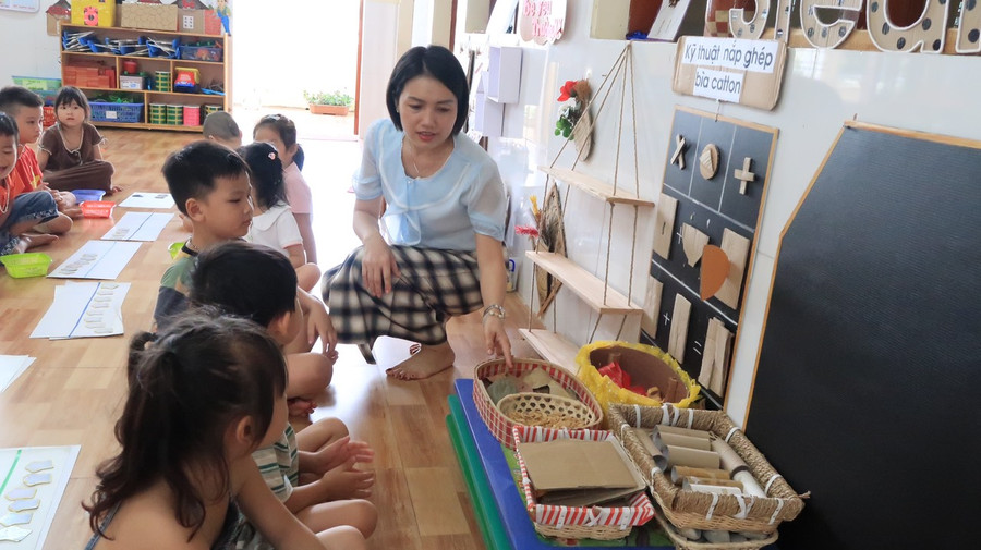 Cô trò Trường Mầm non Trung Hà, huyện Thuỷ Nguyên trong giờ học.