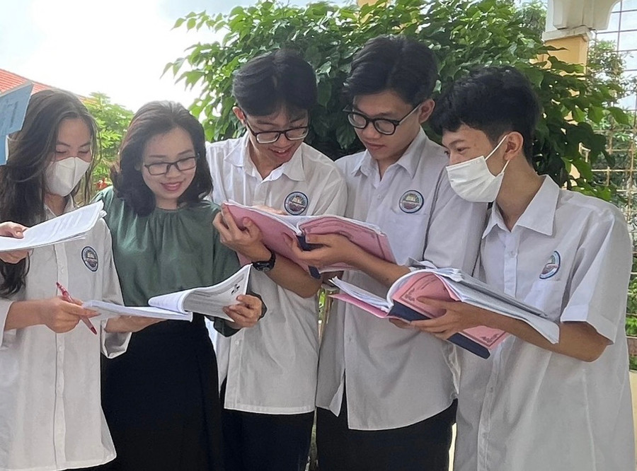 Cô Hiền cùng học trò trao đổi bài trong giờ giải lao.