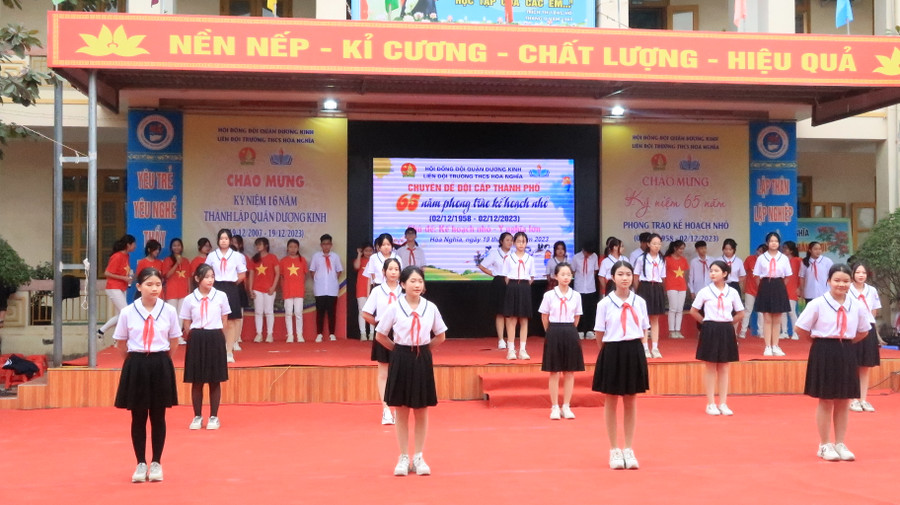 Chương trình văn nghệ chào mừng. Chương trình văn nghệ chào mừng.