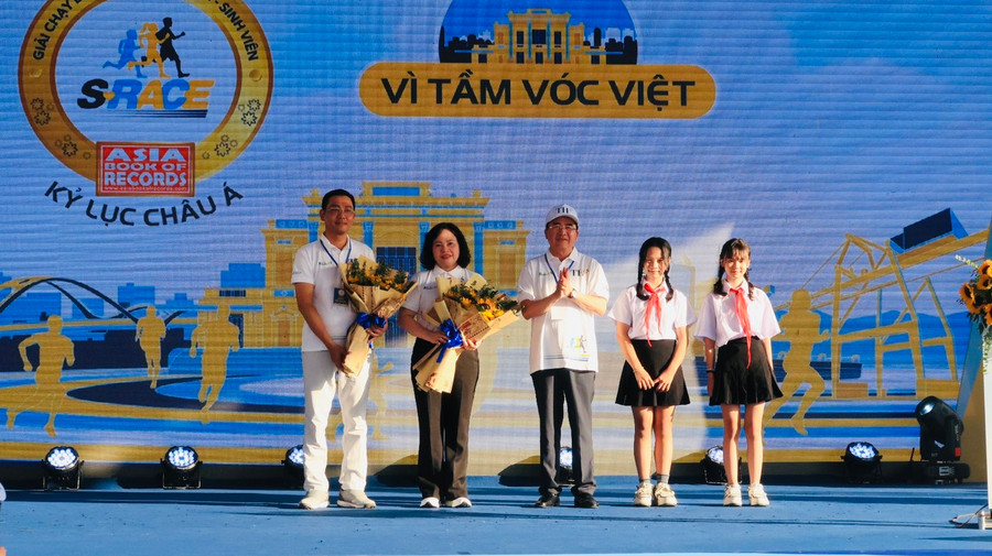 Tại sự kiện, lãnh đạo UBND TP Hải Phòng tặng hoa chúc mừng ngành Giáo dục nhân dịp 20/11. Tại sự kiện, lãnh đạo UBND TP Hải Phòng tặng hoa chúc mừng ngành Giáo dục nhân dịp 20/11.