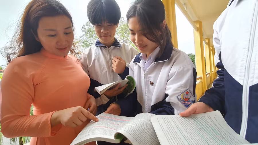 Cô Thu cùng học trò (ảnh tư liệu).