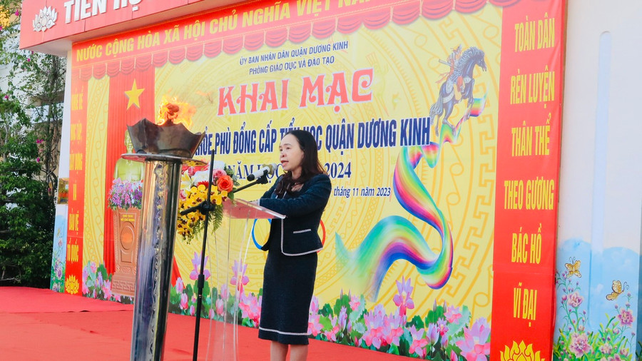 Bà Trịnh Thị Ngọc Diệp, Phó trưởng phòng GD&ĐT quận Dương Kinh. Bà Trịnh Thị Ngọc Diệp, Phó trưởng phòng GD&ĐT quận Dương Kinh.