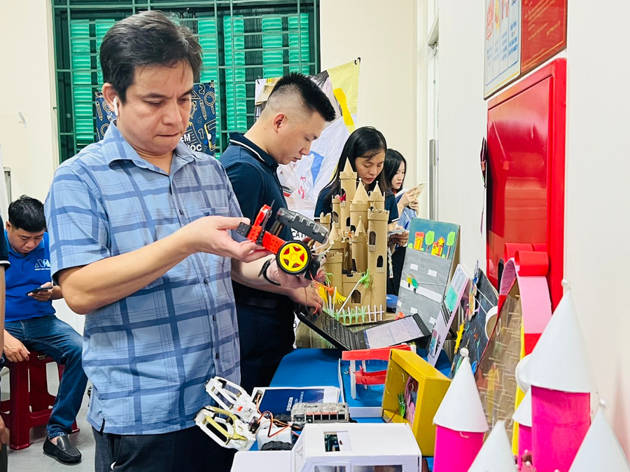 Thầy cô tham quan gian hàng trưng bày mô hình STEM. Thầy cô tham quan gian hàng trưng bày mô hình STEM.