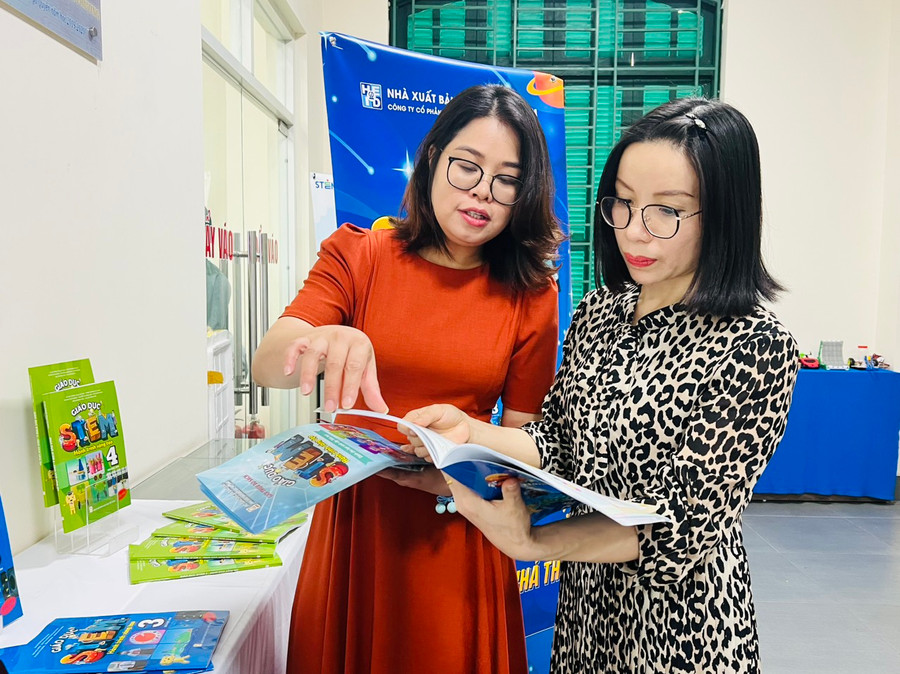 Thầy cô tập huấn STEM để ứng dụng hiệu quả tại đơn vị mình trong năm học 2023-2024. Thầy cô tập huấn STEM để ứng dụng hiệu quả tại đơn vị mình trong năm học 2023-2024.