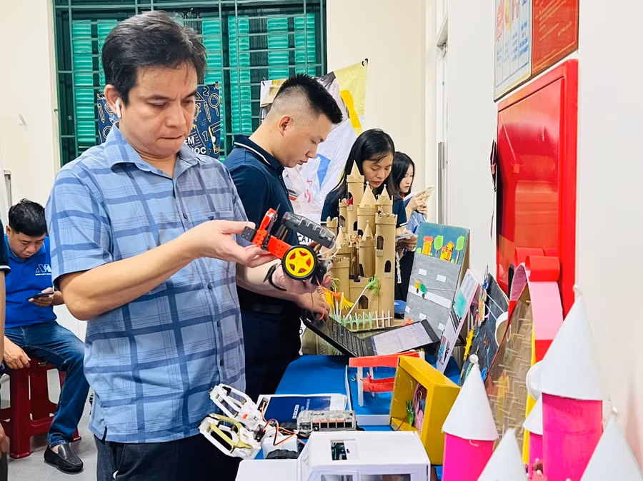 Thầy cô tham quan gian hàng trưng bày mô hình STEM.