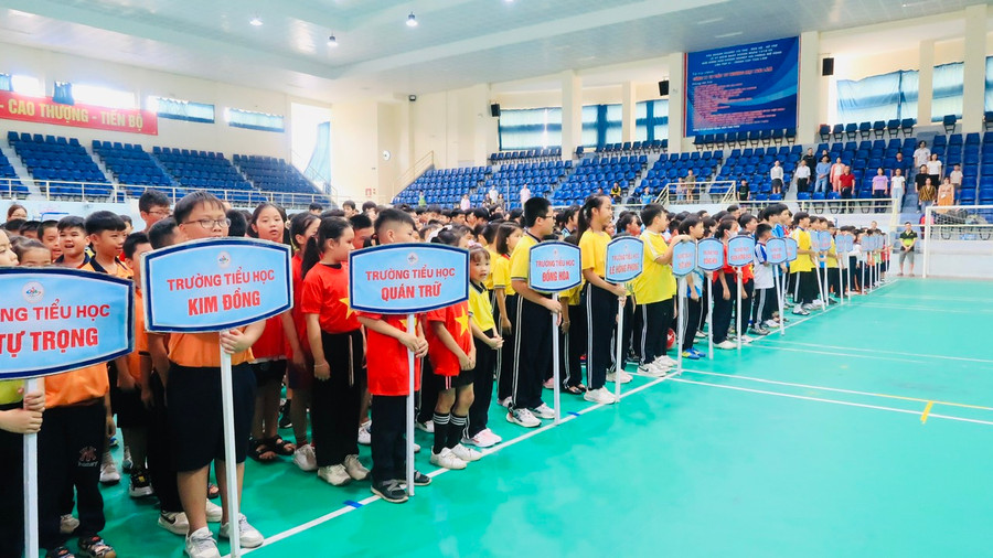 Gần 500 vận động viên tiêu biểu tham dự chương trình.