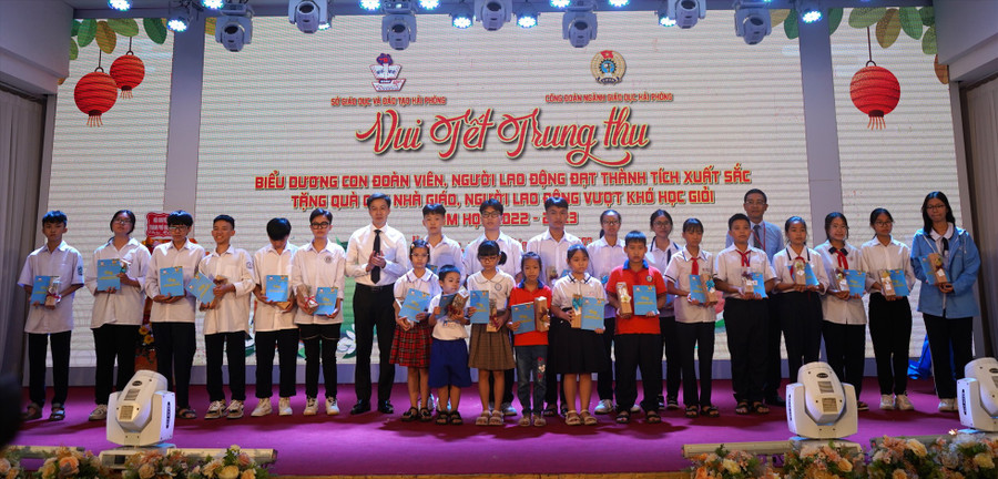Ngành Giáo dục Hải Phòng tặng quà cho học sinh. Ngành Giáo dục Hải Phòng tặng quà cho học sinh.