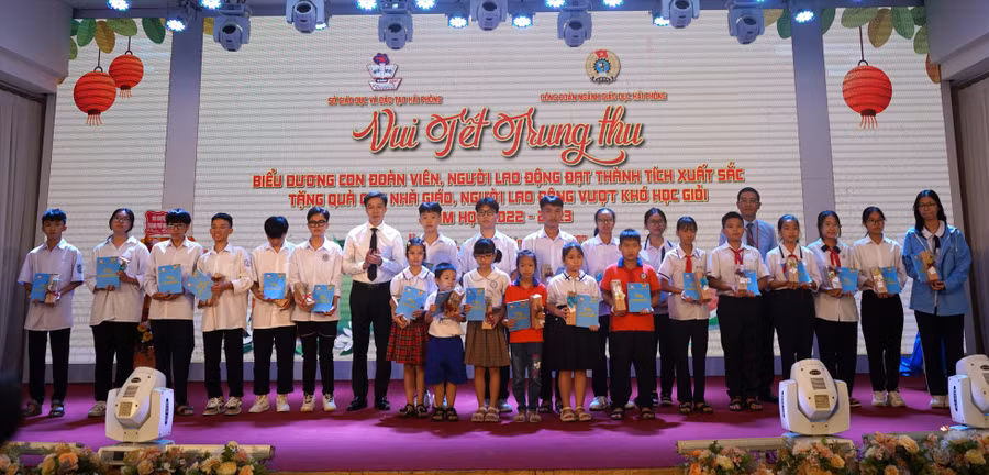 Ngành Giáo dục Hải Phòng tặng quà cho học sinh.