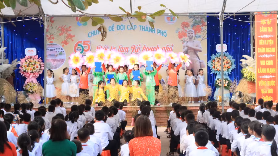 Học sinh năng động, sáng tạo thực hiện chuyên đề.