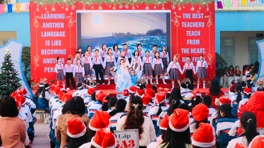 Chương trình văn nghệ chào mừng. Chương trình văn nghệ chào mừng.