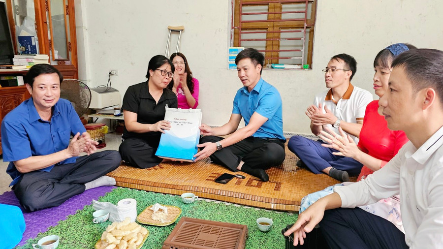Lãnh đạo Công đoàn ngành đã thăm hỏi sức khoẻ của nữ nhà giáo. Lãnh đạo Công đoàn ngành đã thăm hỏi sức khoẻ của nữ nhà giáo.