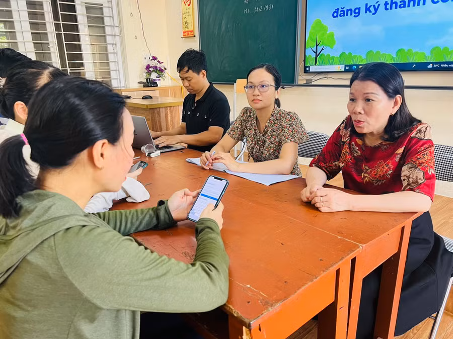 Phụ huynh Trường THCS Trần Phú, Kiến An đến trường để được tư vấn đăng ký tuyển sinh cho con.