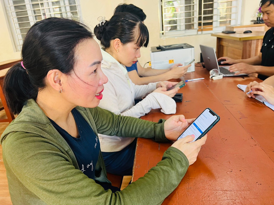 Chị Sáu cho hay, tiện lợi khi có phần mềm trực tuyến, phụ huynh được thầy cô hướng dẫn và thao tác rất nhanh. Chị Sáu cho hay, tiện lợi khi có phần mềm trực tuyến, phụ huynh được thầy cô hướng dẫn và thao tác rất nhanh.