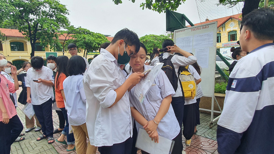 Thí sinh trao đổi bài sau giờ thi. Thí sinh trao đổi bài sau giờ thi.