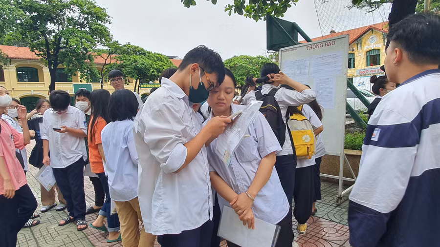 Thí sinh trao đổi bài sau giờ thi.