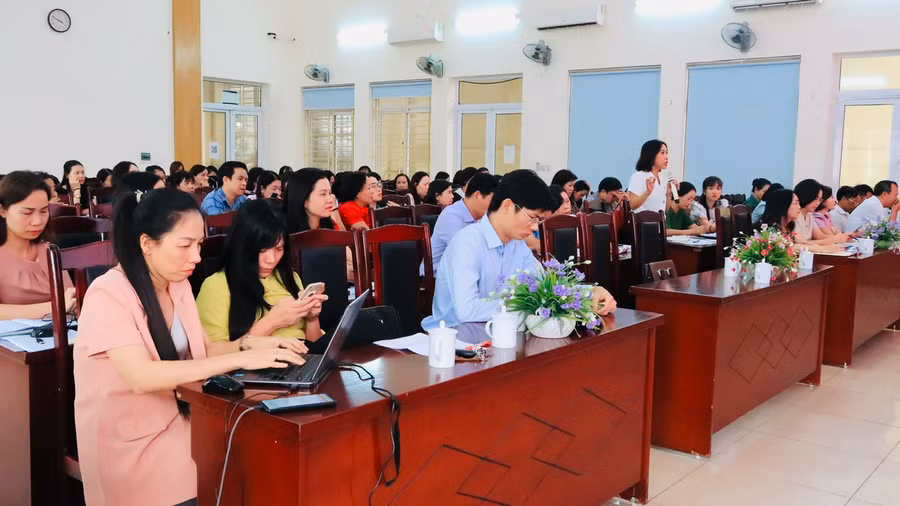 Cán bộ, giáo viên tham dự chương trình.