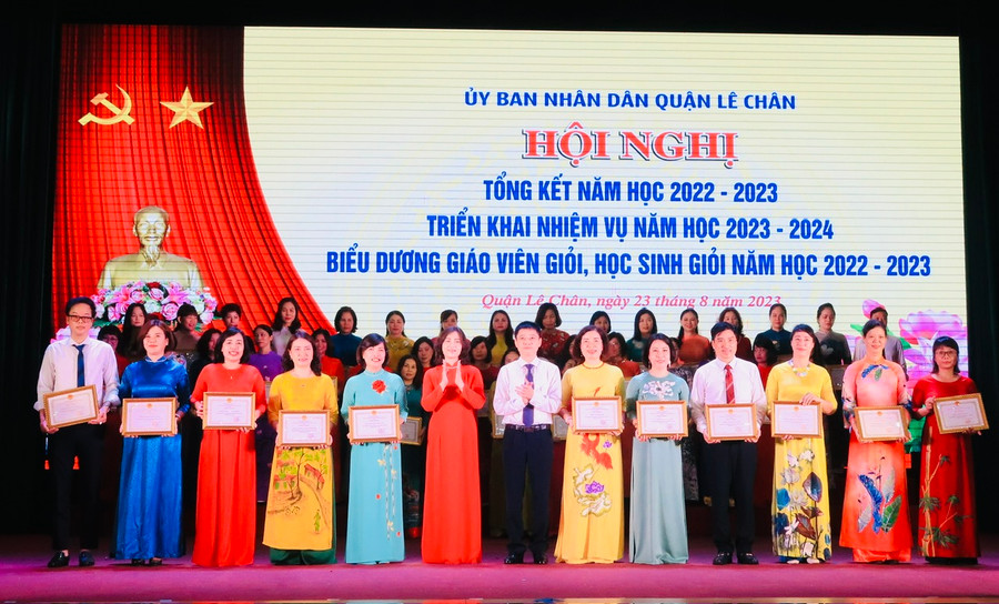 Nhiều tập thể, cá nhân trong ngành Giáo dục quận Lê Chân nhận khen thưởng. Nhiều tập thể, cá nhân trong ngành Giáo dục quận Lê Chân nhận khen thưởng.