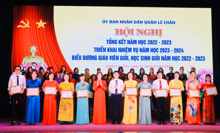 Nhiều tập thể, cá nhân trong ngành Giáo dục quận Lê Chân nhận khen thưởng.