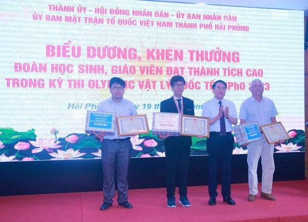 Với thành tích &quot;khủng&quot; Tuấn Dương luôn là tấm gương sáng của học sinh chuyên Trần Phú.