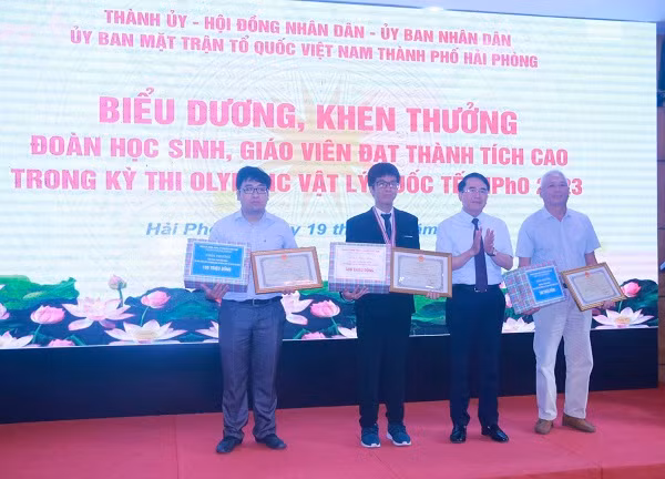 Với thành tích "khủng" Tuấn Dương luôn là tấm gương sáng của học sinh chuyên Trần Phú.