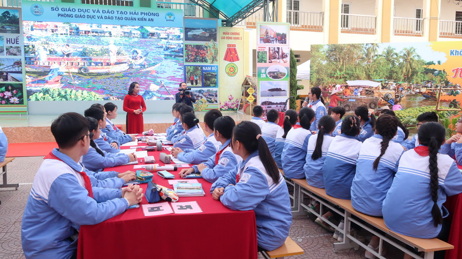 Qua hoạt động, học sinh được hình thành và phát triển các năng lực, những đức tính và phẩm chất tốt đẹp. Qua hoạt động, học sinh được hình thành và phát triển các năng lực, những đức tính và phẩm chất tốt đẹp.