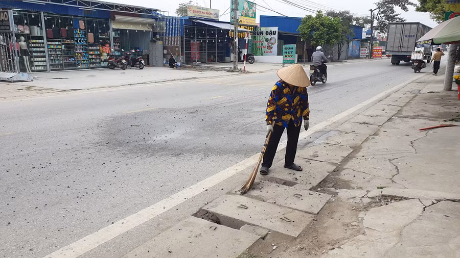 Người dân không chịu được đá bụi công trường tự tay quét dọn.