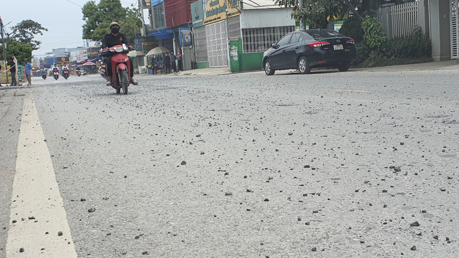 Đá kích cỡ 1x2 rơi vãi khắp quốc lộ 17B, đoạn xã Hồng Phong.