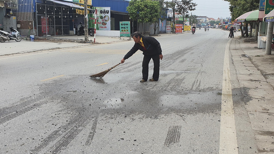 Người dân thay nhau vệ sinh đường. Người dân thay nhau vệ sinh đường.