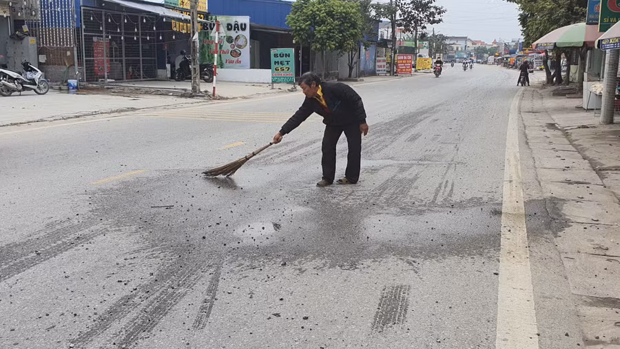 Người dân thay nhau vệ sinh đường.