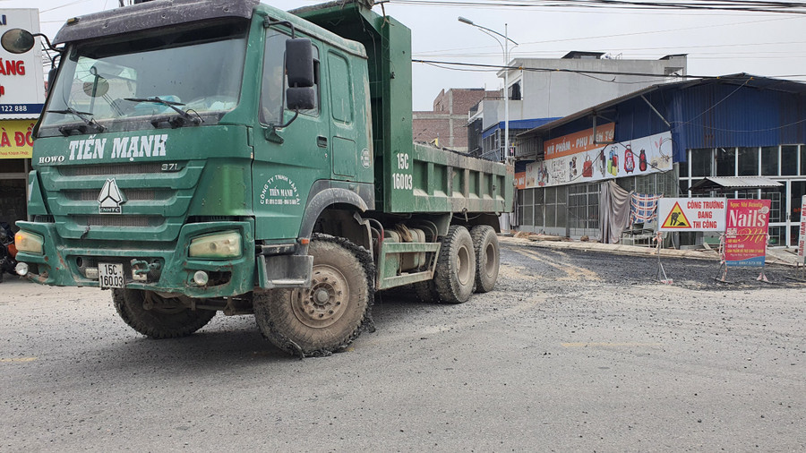 Xe chở vật liệu từ công trường thôn Hoàng Lâu đi ra. Xe chở vật liệu từ công trường thôn Hoàng Lâu đi ra.
