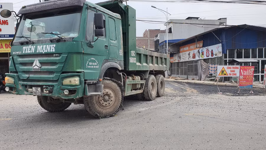 Xe chở vật liệu từ công trường thôn Hoàng Lâu đi ra.