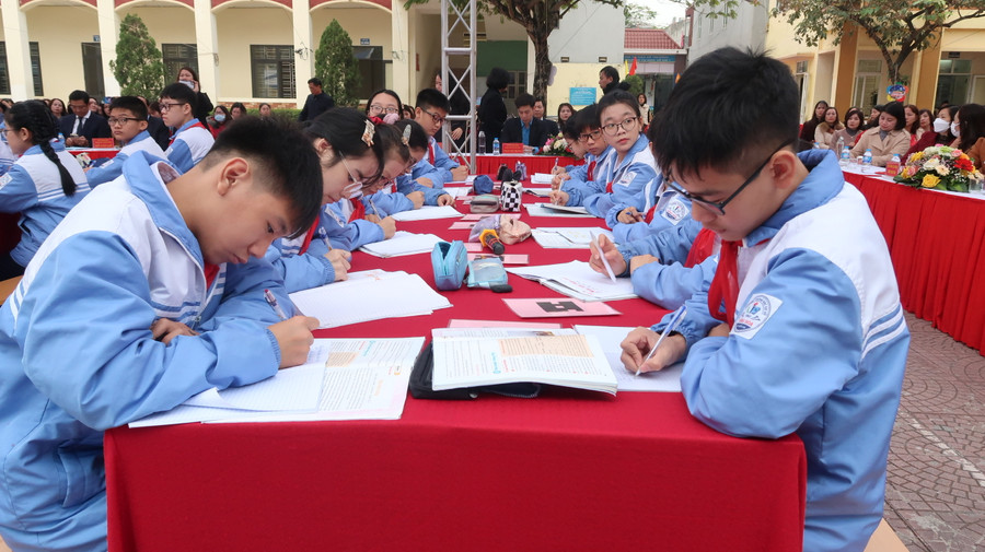 Học sinh tham gia chuyên đề. Học sinh tham gia chuyên đề.