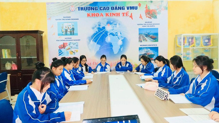 Sinh viên Khoa Kinh tế Trường Cao đẳng VMU trong giờ học.